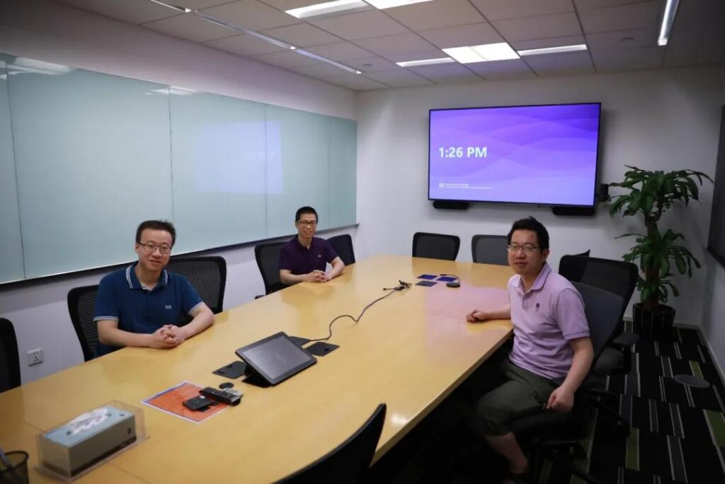 肖立与合作研究员邵斌(左二)、王童(左一)